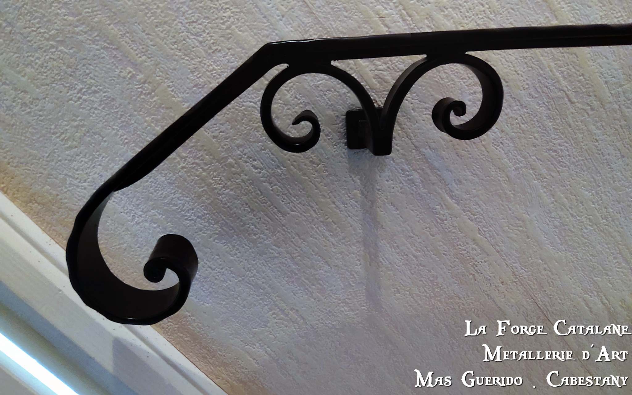 main courante en fer plat martele cavalier en forme de volutes forge catalane.jpg